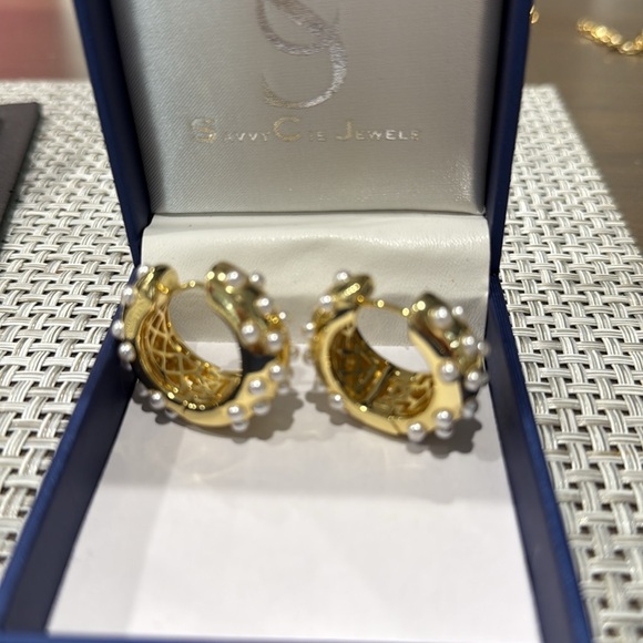 Savvy Cie NEW Faux Pearls Hoop Earrings - Picture 4 of 6